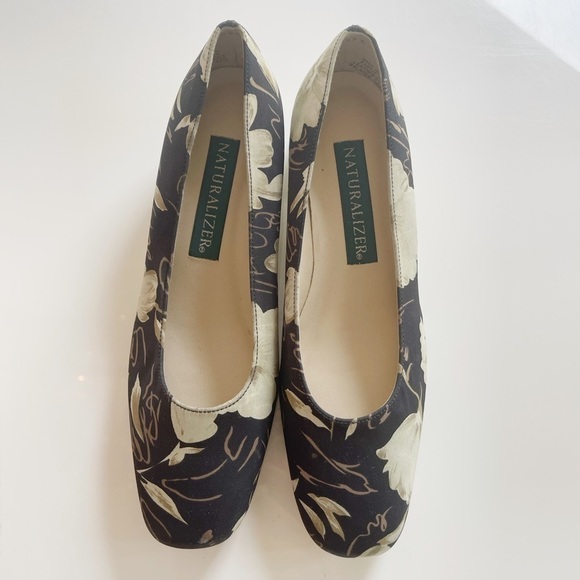 Vintage Naturalizer Floral Kitten Heel - 6.5 - Picture 2 of 5